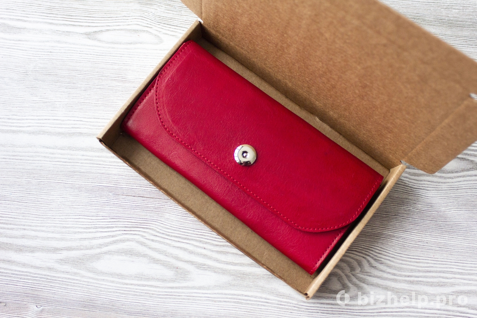 Фотография 2: Женский красный кошелек из натуральной кожи "Брусника"