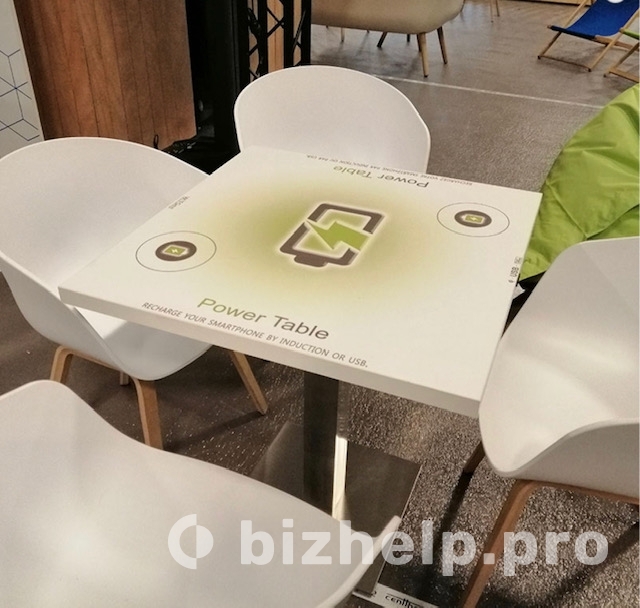 Фотография 1: Столы с системой беспроводной зарядки смартфонов и планшетов