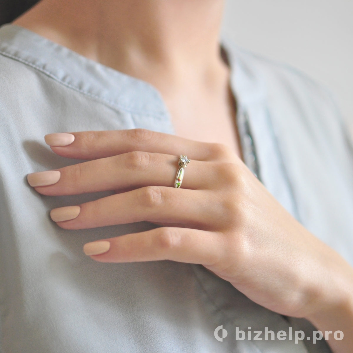 Фотография 2: Перстень серебряный, белый с фианитами