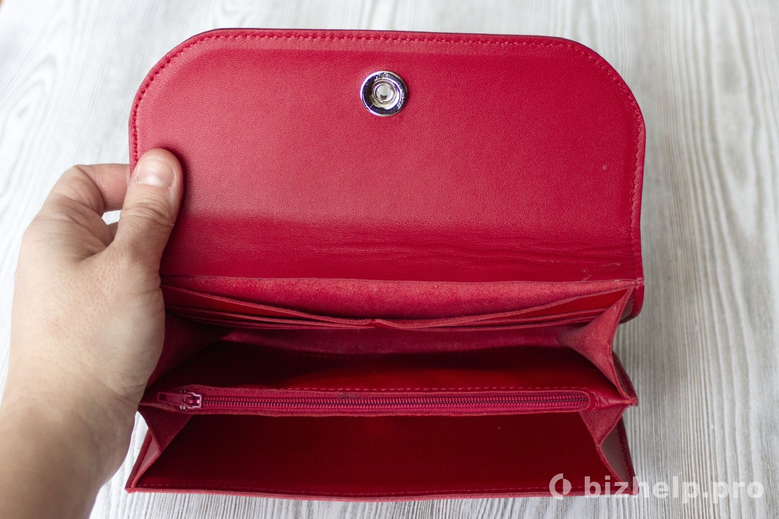Фотография 5: Женский красный кошелек из натуральной кожи "Брусника"