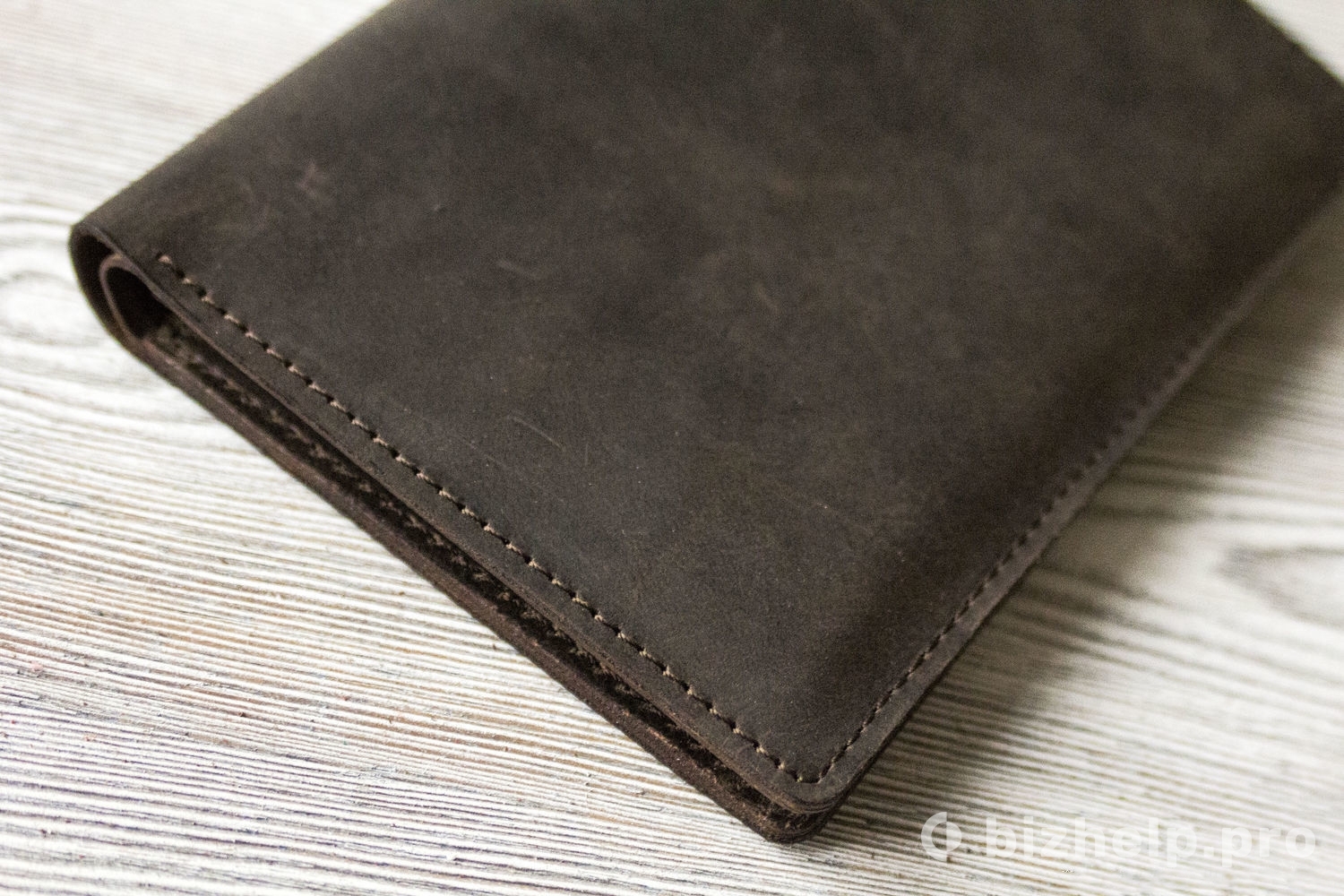 Фотография 5: Портмоне мужское коричневое из натуральной кожи, для паспорта, карт, банкнот "Темный шоколад"