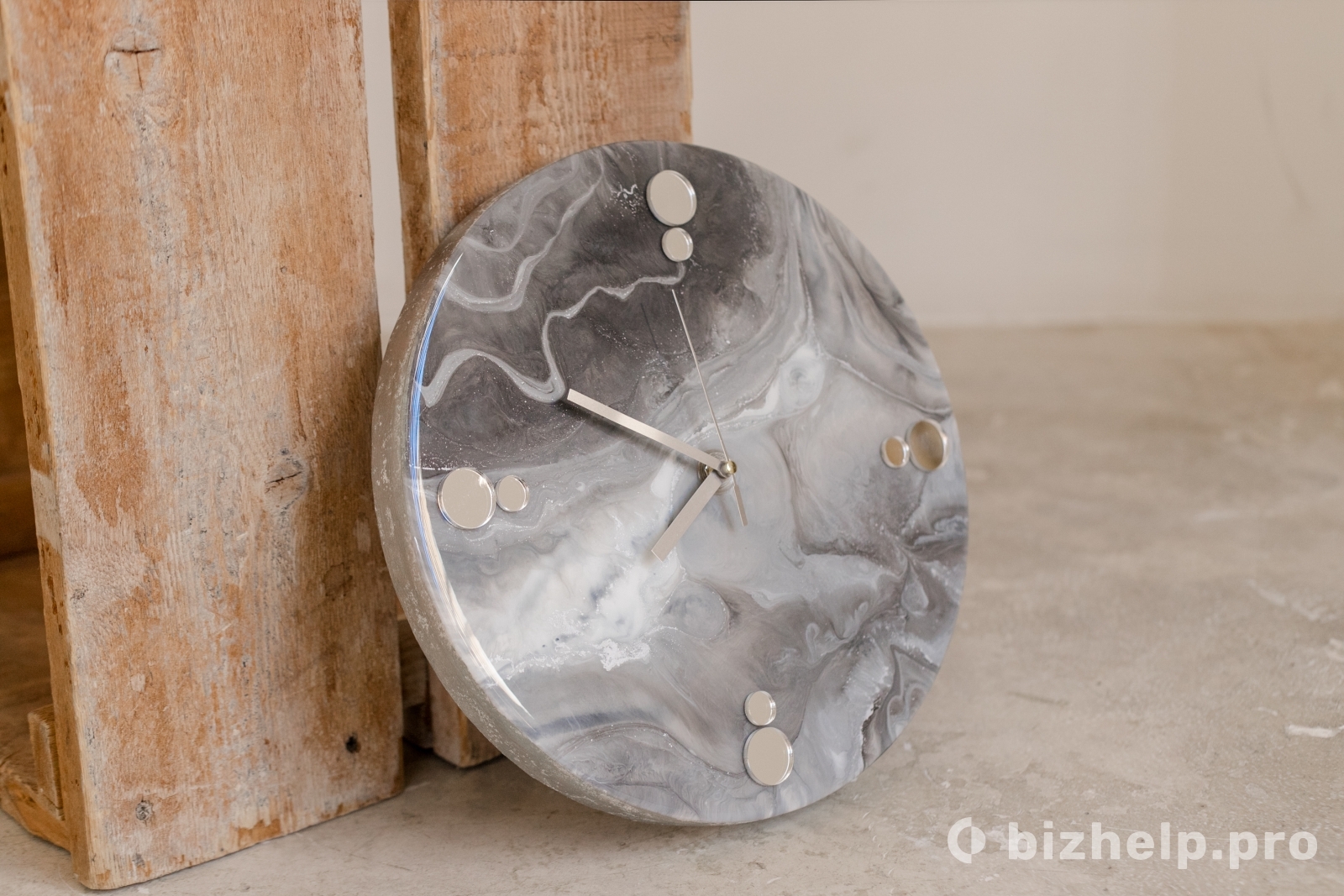 Фотография 4: Настенные часы d30 ручной работы из смолы