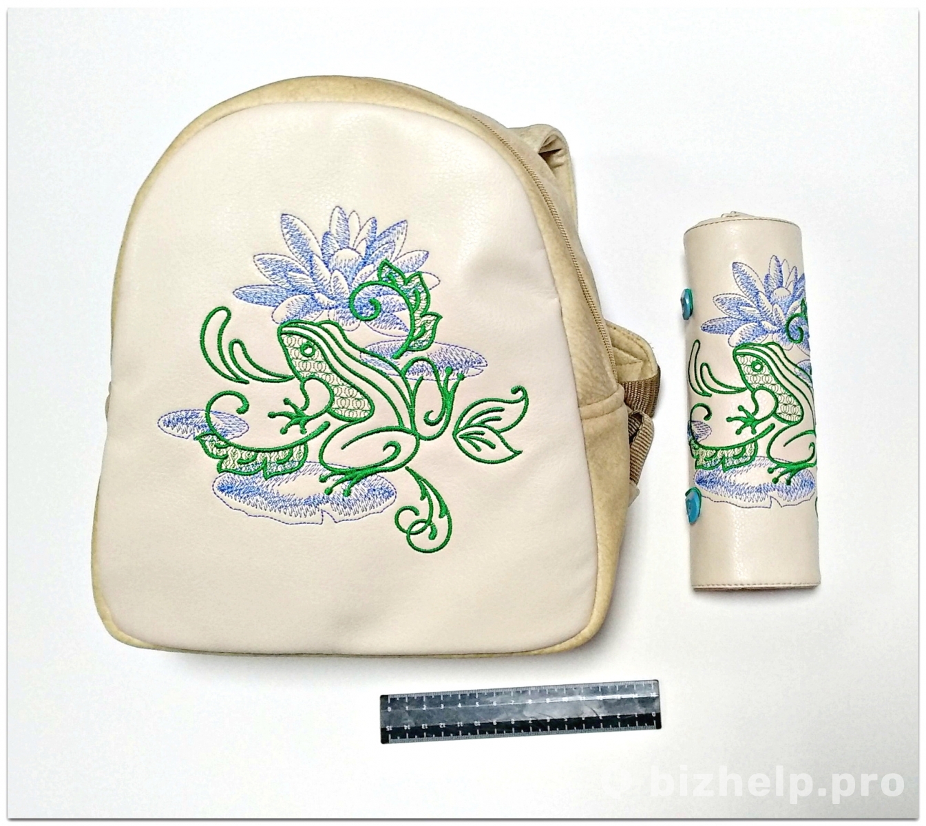 Фотография 1: Комплект рюкзак и пенал скрутка с вышивкой "Лягушка"