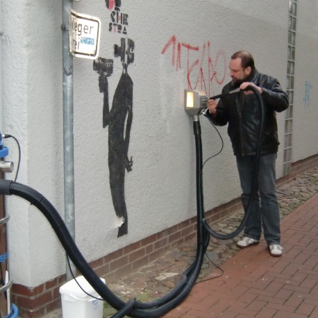 Первое фото: Очистка фасадов от граффити оборудованием ACS 35